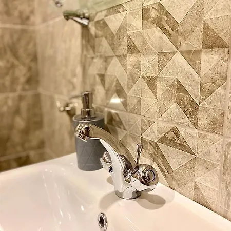 Cozy & Modern 1br For 4 Guests Next To Medical & Free Parking Apartment